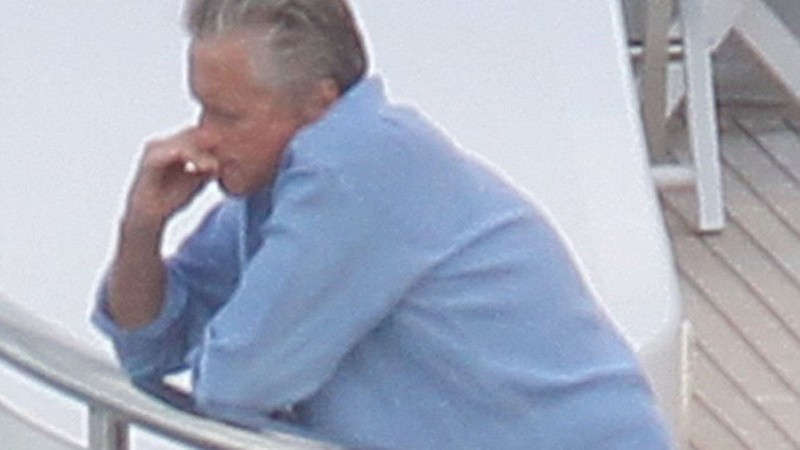 Michael Douglas_s_cigaretkou_loď